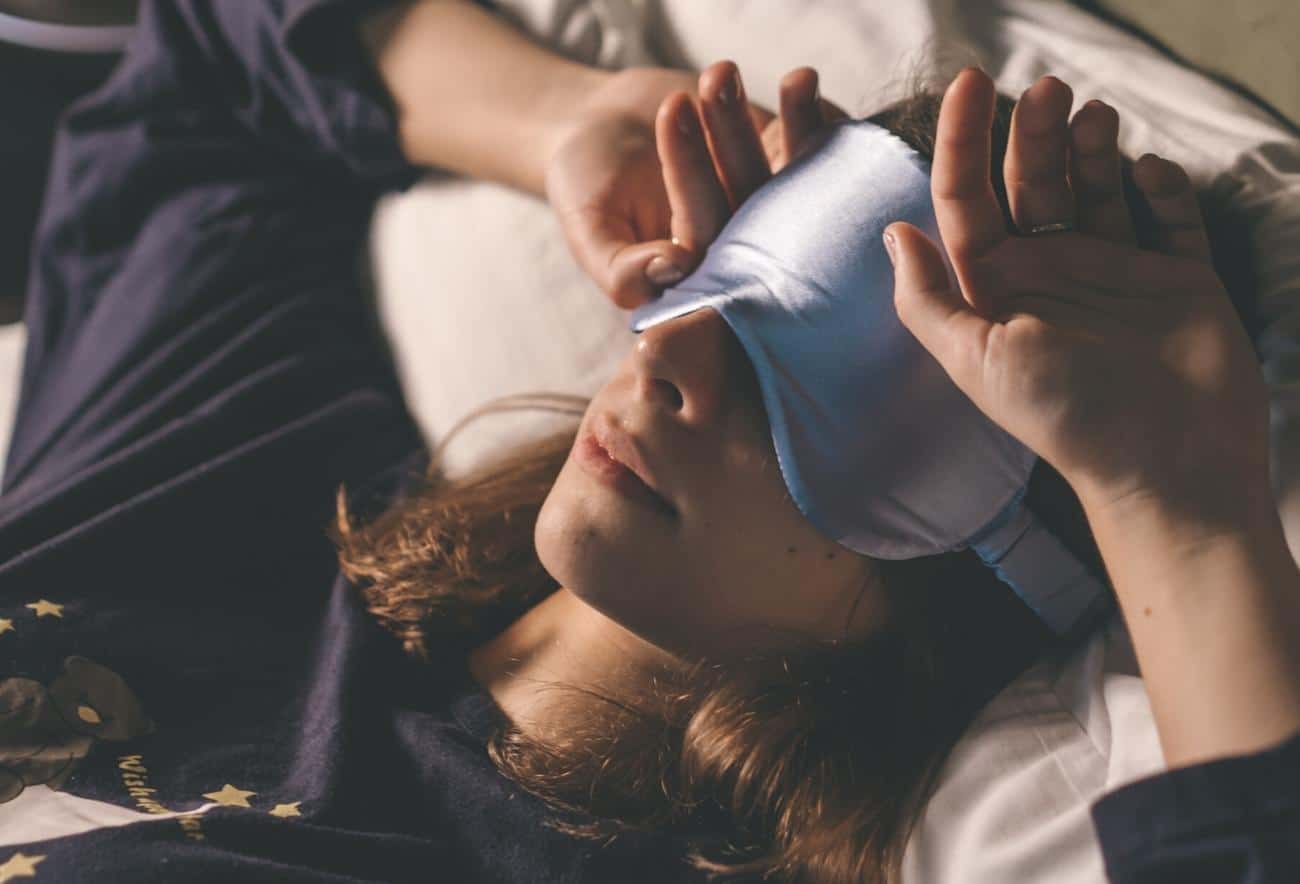 woman sleeping with weighted eye mask