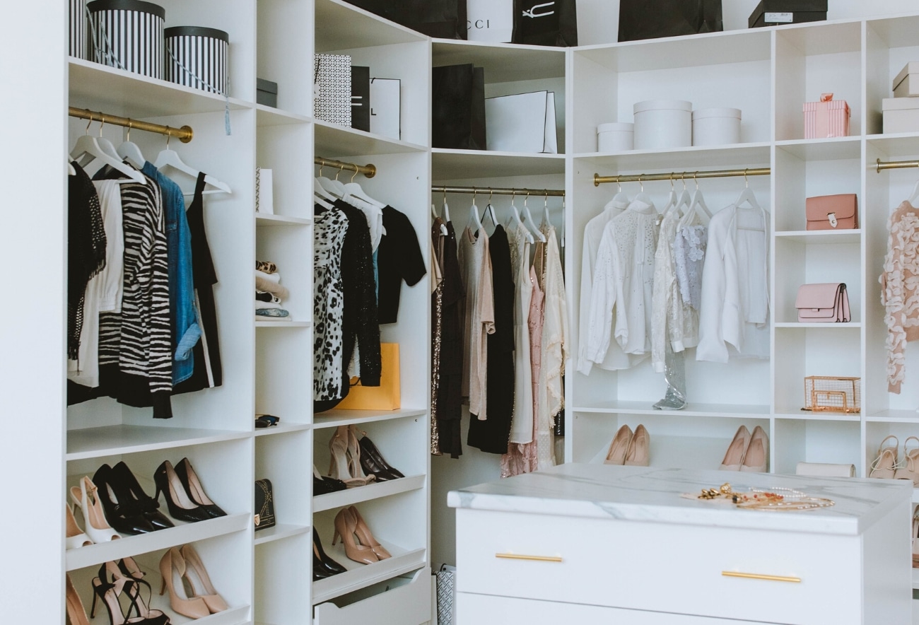 The Ultimate Guide: How to Build a Capsule Wardrobe - Modern Minimalism